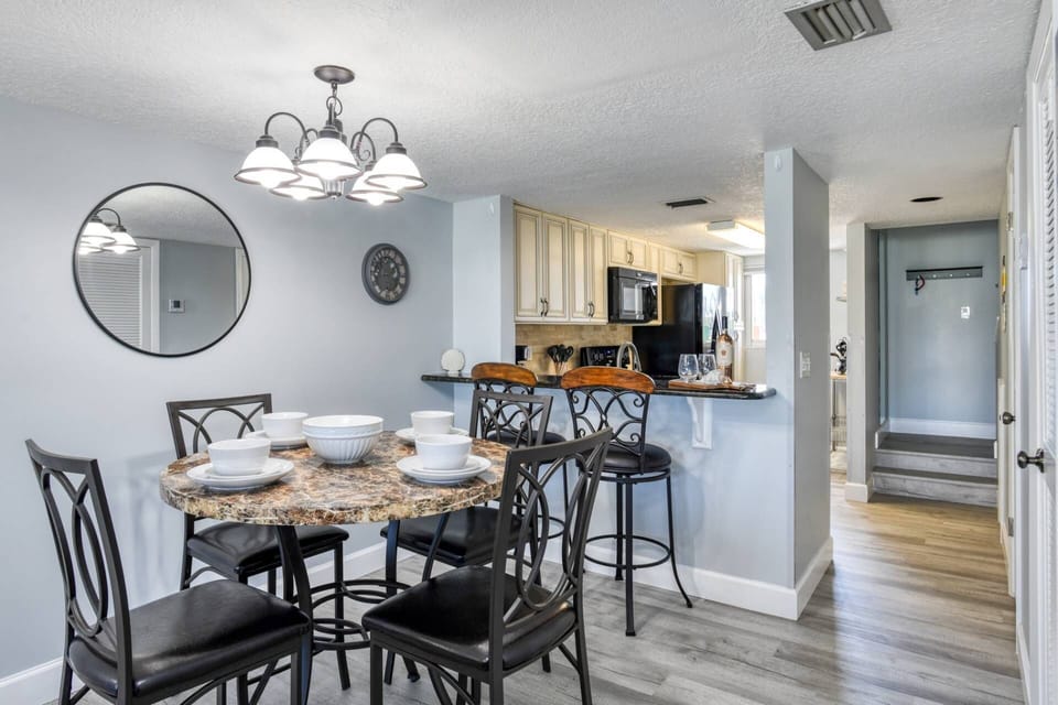 There is seating for 6 in the dining room.