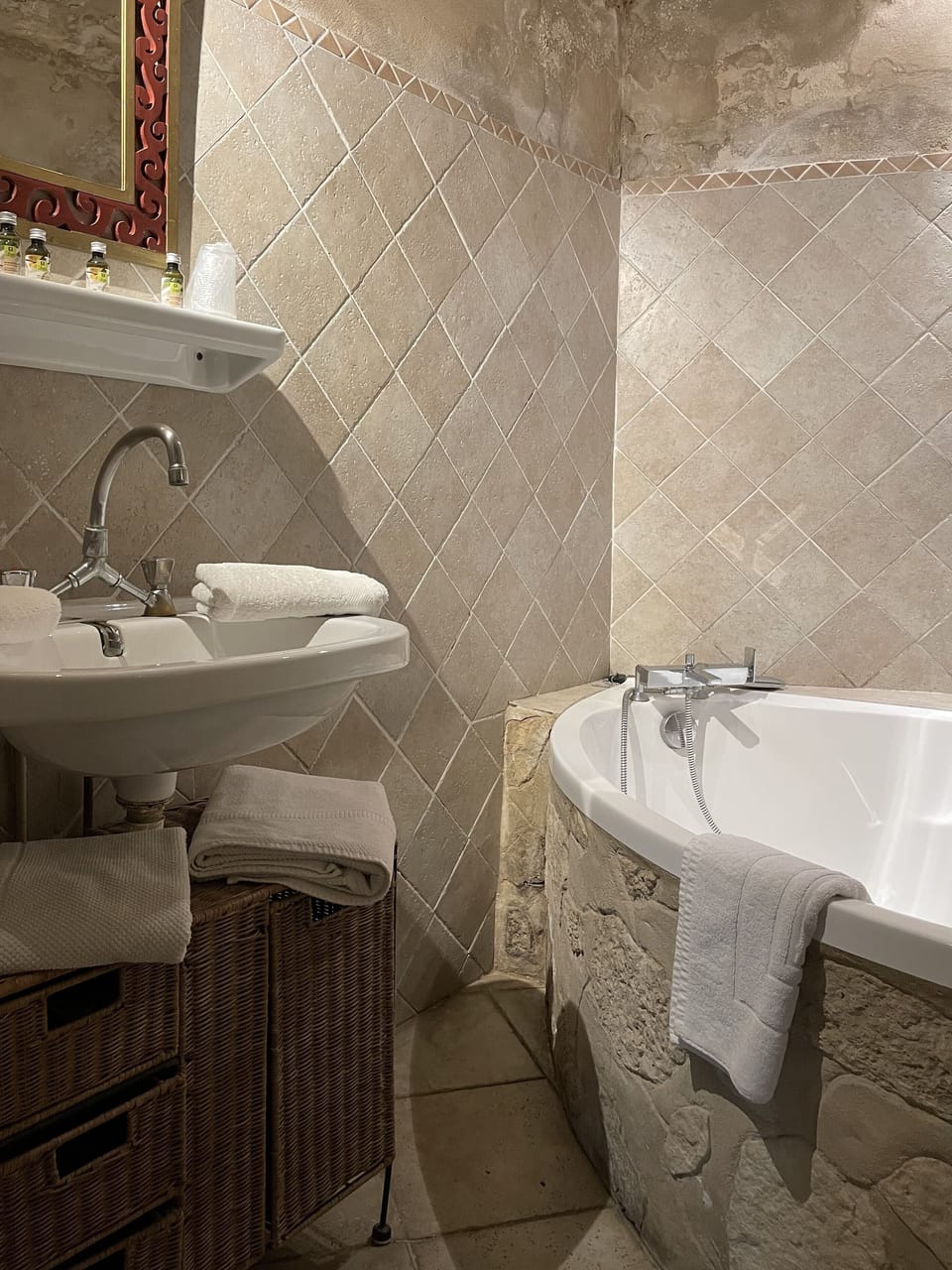 Deluxe Suite | Bathroom | Free toiletries, hair dryer