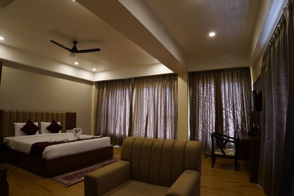 Panoramic Double Room | Desk