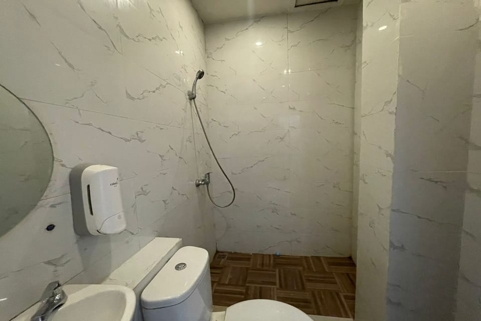 Deluxe Twin Room | Bathroom | Shower, rainfall showerhead, towels