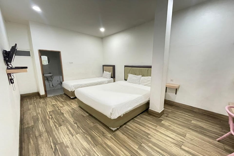 Family Room | Desk, WiFi (free), bed sheets