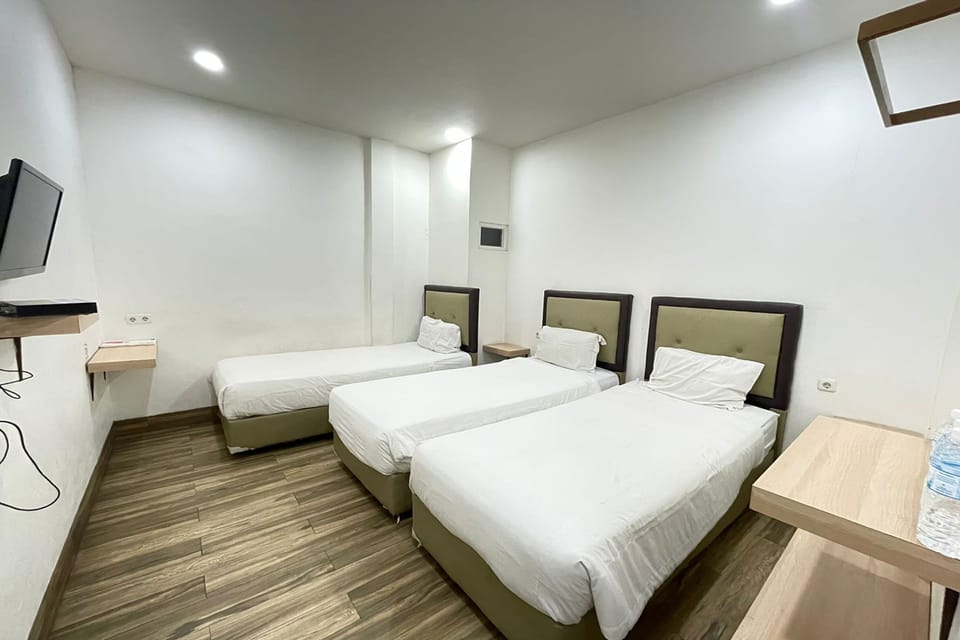 Triple Room | Desk, WiFi (free), bed sheets