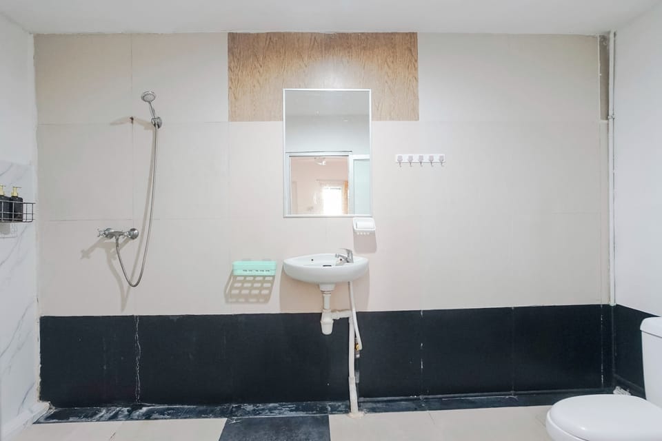 Deluxe Double Room | Bathroom | Shower, rainfall showerhead, towels