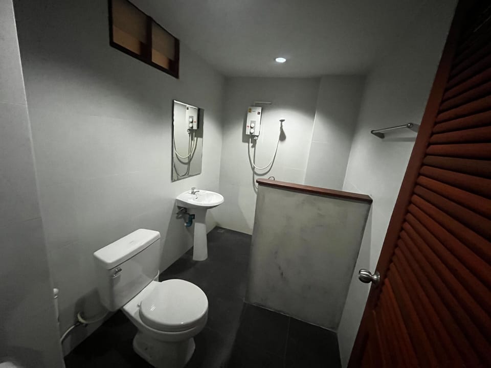 Shower, rainfall showerhead, free toiletries, towels