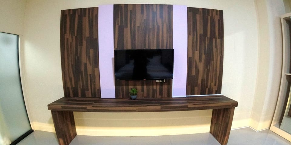 Deluxe Double Room | Living area | 32-inch LED TV with cable channels