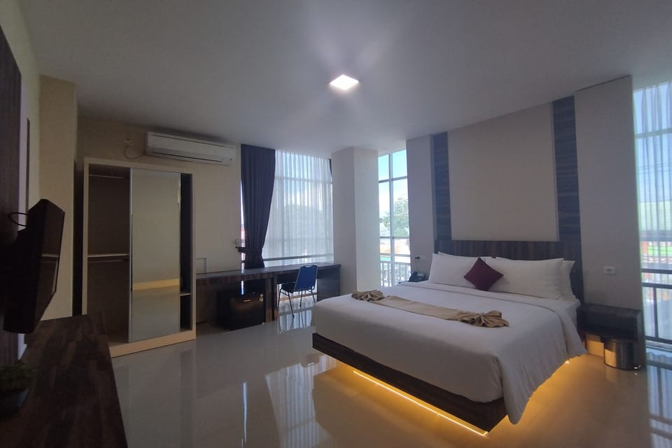 Deluxe Double Room | Minibar, in-room safe, desk, WiFi (free)