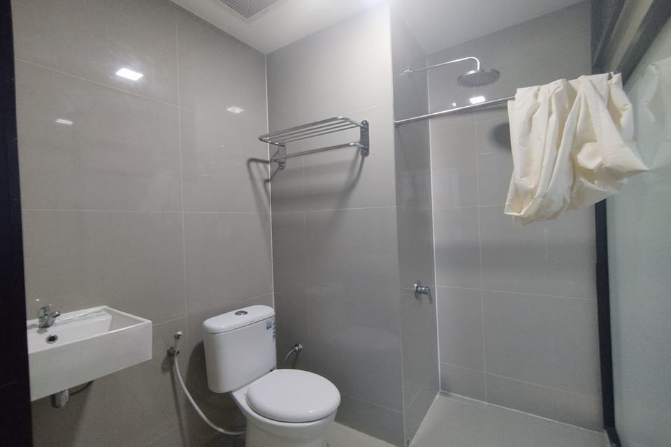 Deluxe Double Room | Bathroom | Shower, rainfall showerhead, free toiletries, slippers