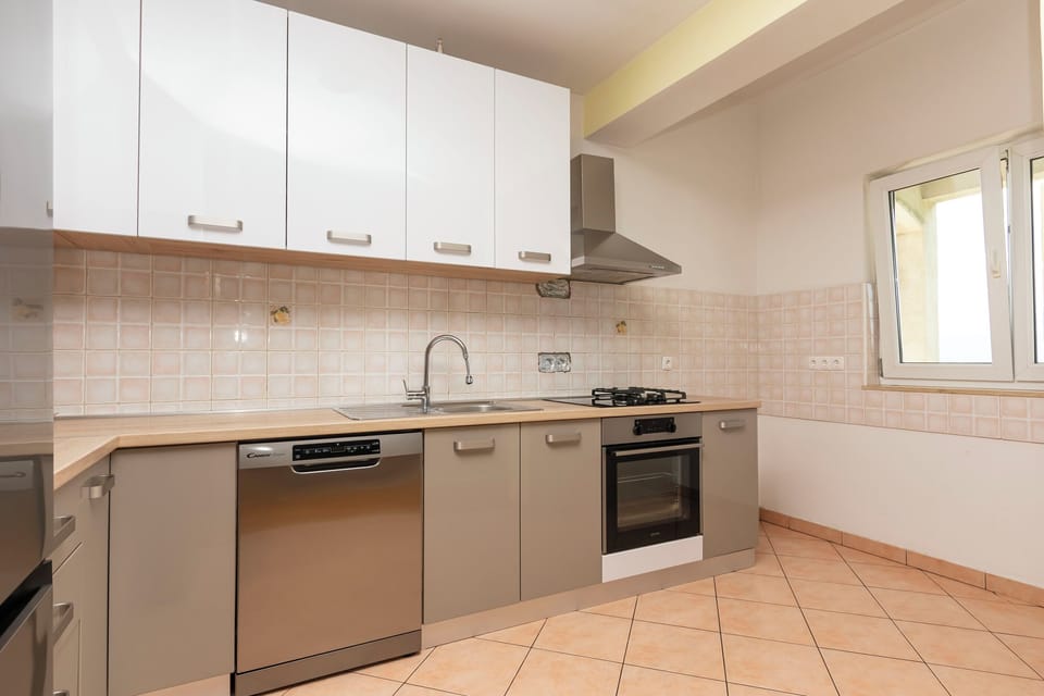 Apartment (A1) | Private kitchen | Fridge, microwave, oven, stovetop