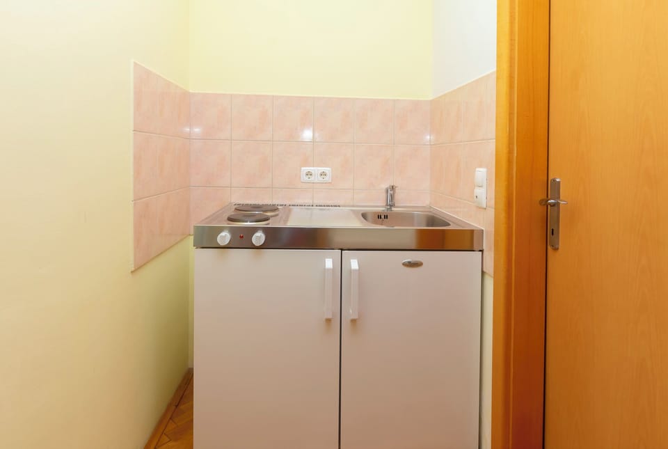 Apartment (A1) | Private kitchen | Fridge, microwave, oven, stovetop