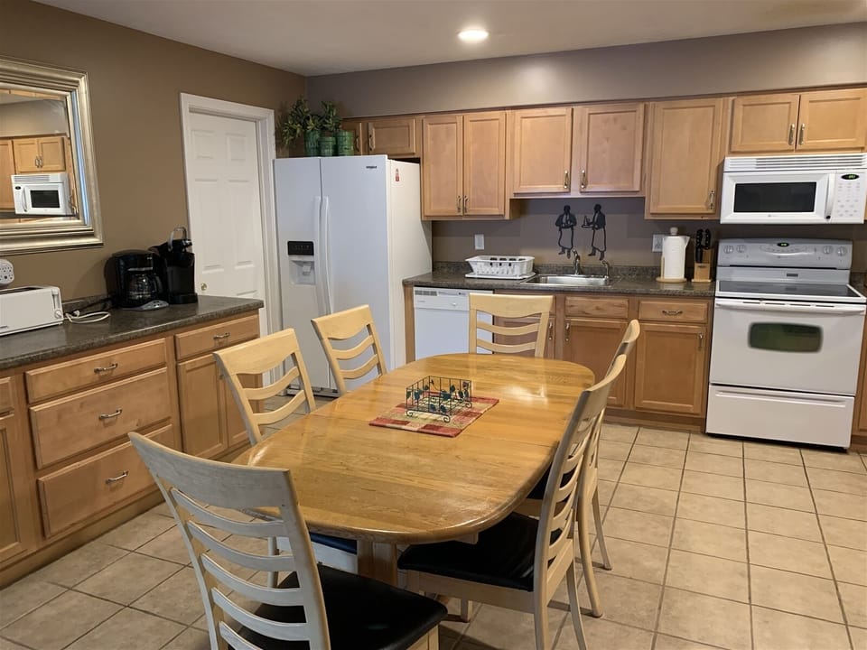 Eat-in Kitchen