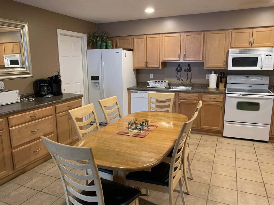 Eat-in Kitchen