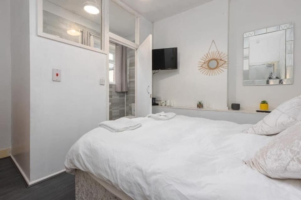 Basic Double Room, 1 Double Bed | Free WiFi, bed sheets