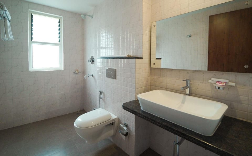Royal Suite Room | Bathroom | Shower, hydromassage showerhead, free toiletries, hair dryer