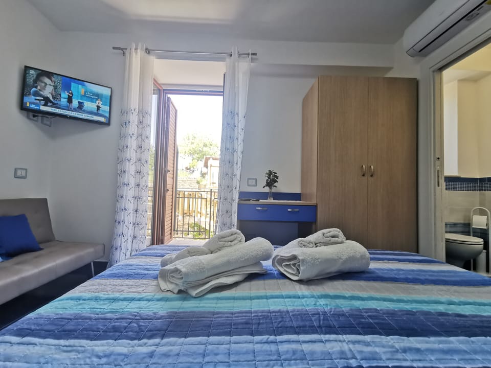 Deluxe Room | Desk, blackout drapes, free WiFi