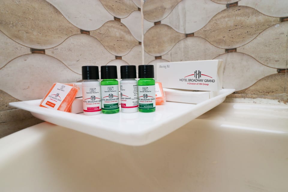 Deluxe Double Room | Bathroom | Shower, rainfall showerhead, slippers, towels