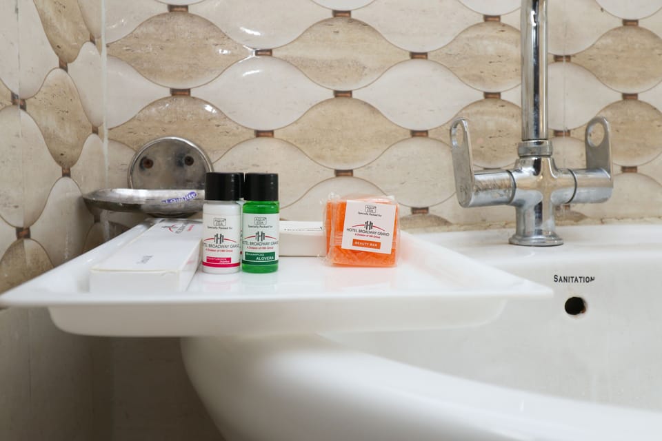 Deluxe Double Room | Bathroom | Shower, rainfall showerhead, slippers, towels