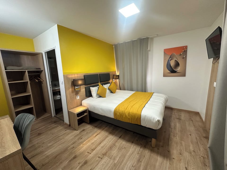 Double Room | Desk, free WiFi, bed sheets