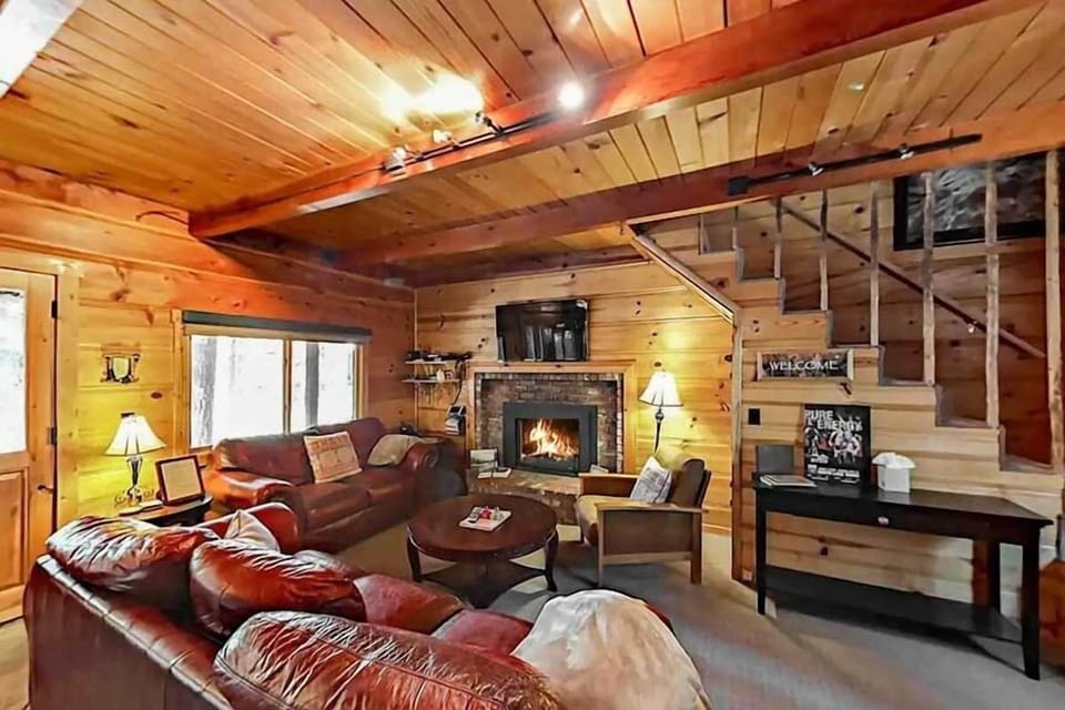 3988 Manzanita Avenue 2 Bedroom Cabin by RedAwning Cabin in South Lake Tahoe