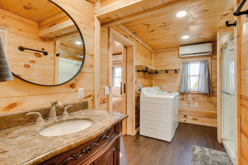 'friends & Family' Rental Cabin w/ Hot Tub! Cottage in Ohio