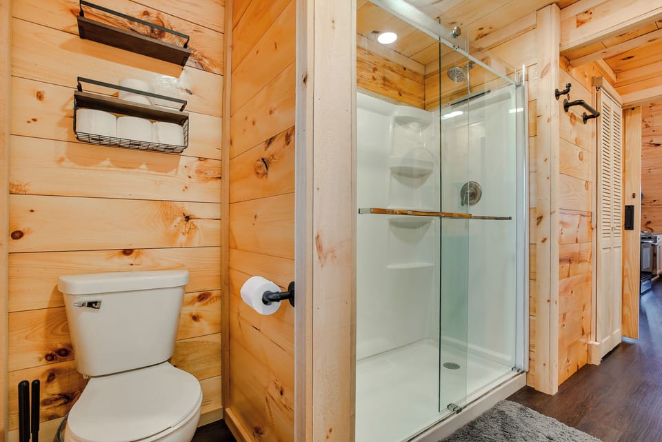 'friends & Family' Rental Cabin w/ Hot Tub! Cottage in Ohio