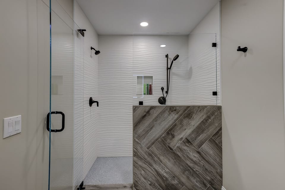 King Suite Full Bathroom