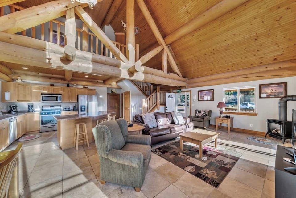 Living Room/ Vaulted ceil