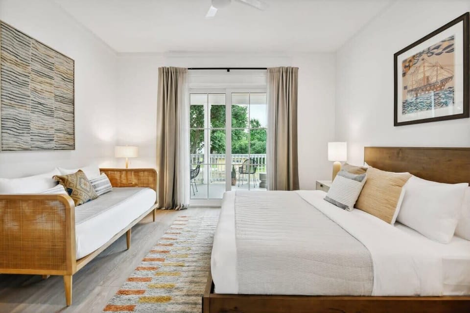 Bedroom 2 | King bed and Daybed with Ensuite Bathroom | First Floor