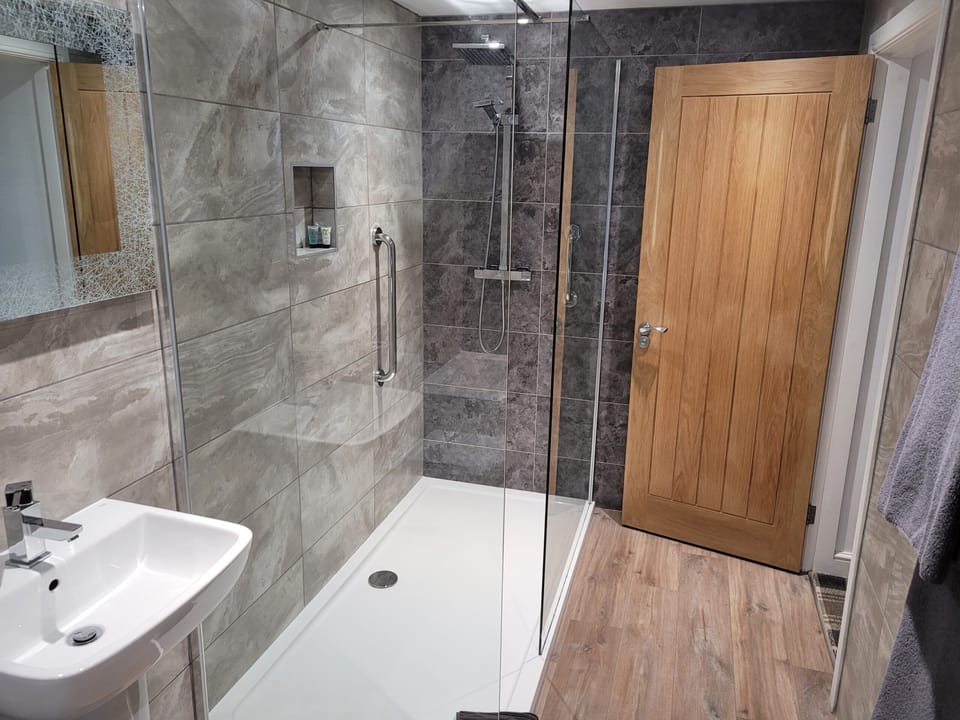 Superior Room, 1 Double Bed | Bathroom | Shower, free toiletries, hair dryer, towels