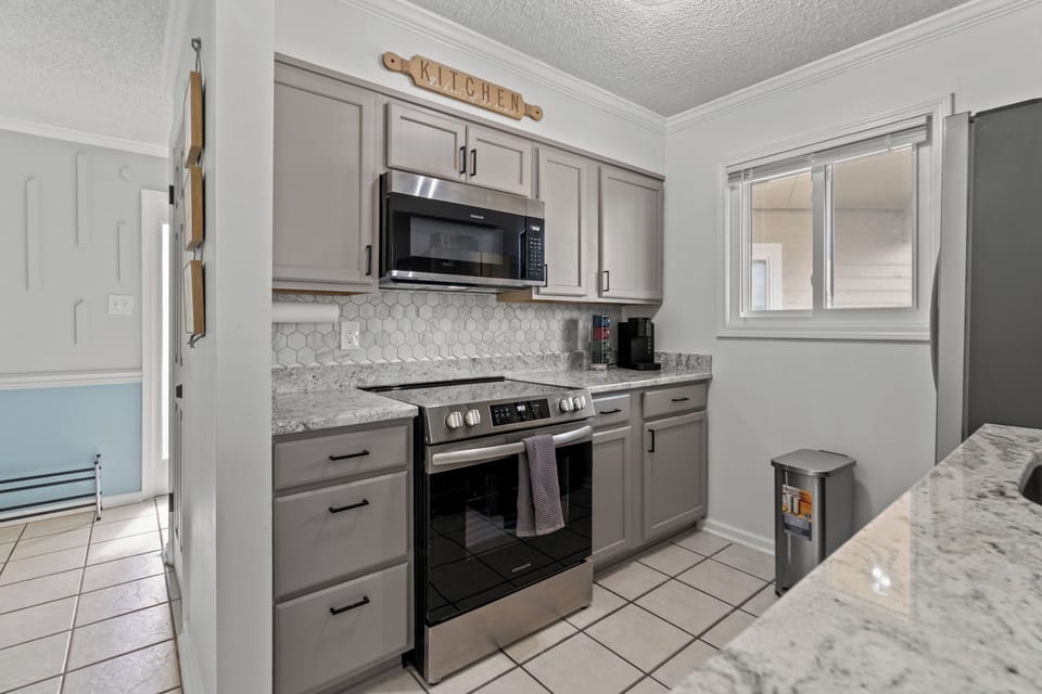 All modern appliances to make meal preparation a breeze.