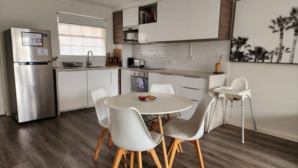 Absolutely clean dining area and kitchen.