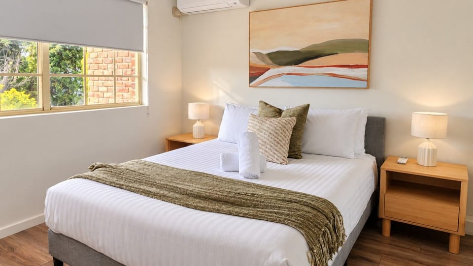 Wake up refreshed in this beautifully presented bedroom, featuring plush bedding, bedside lighting and a relaxed ambience. Every detail has been carefully chosen to ensure a restful and enjoyable stay.