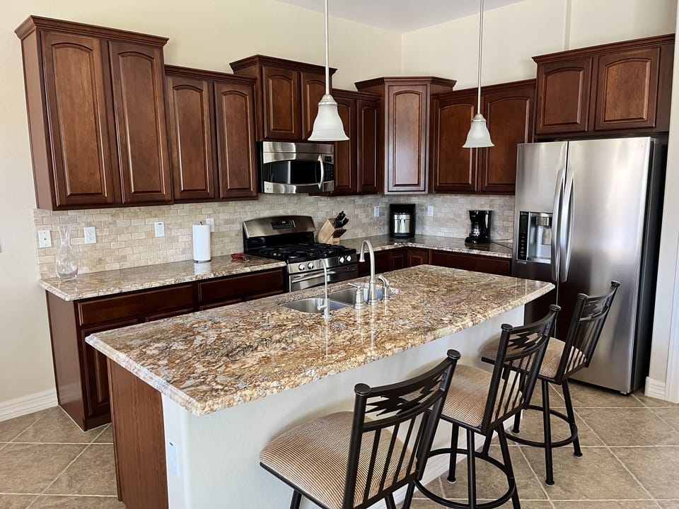 Well appointed kitchen with Reverse Osmosis water supply.