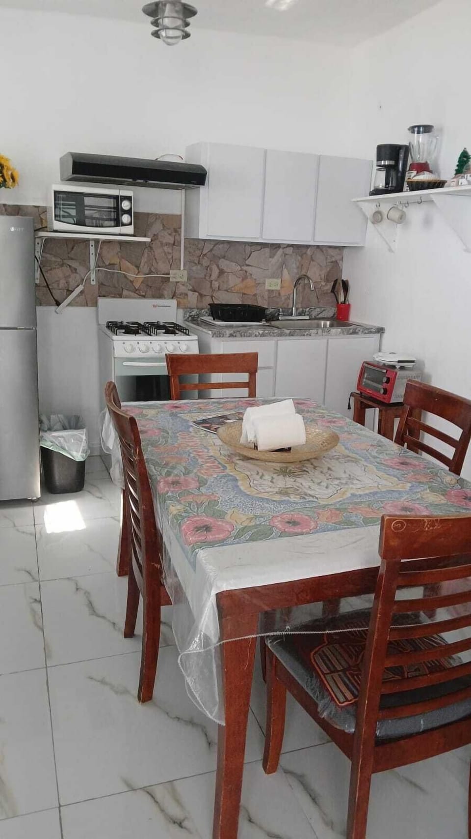 Full Kitchen with Dining Table