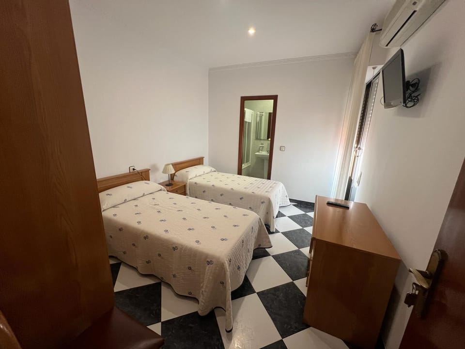 Standard Double Room | Free WiFi, bed sheets
