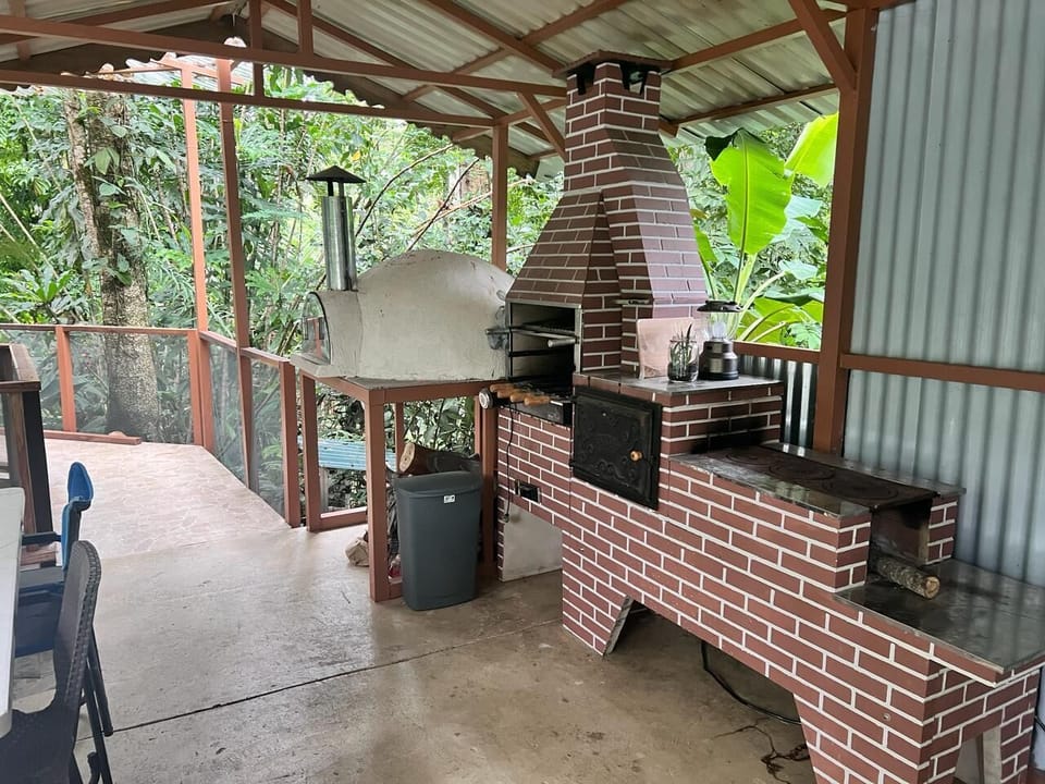 Kitchen, pizza oven and bbq grill