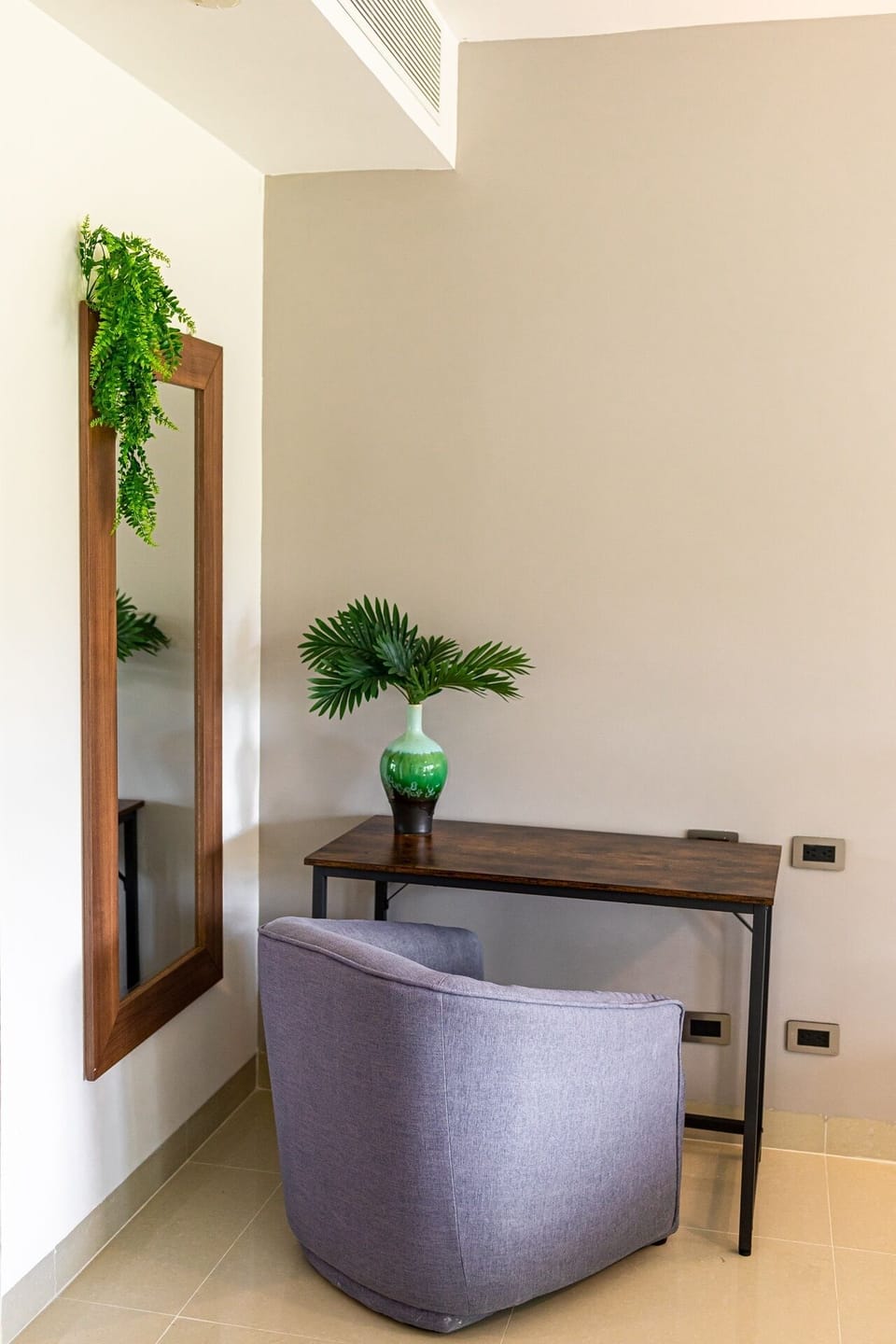 Furniture,Indoors,Living Room,Desk,Table