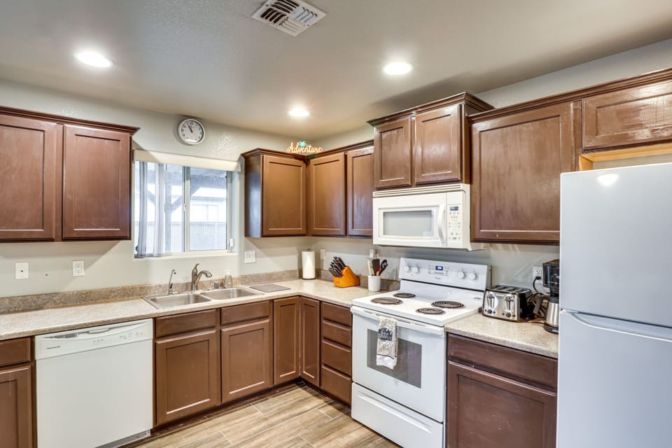 Kitchen | Dishwasher | Cooking Basics | Dual Coffee Maker (Pod & Drip) | Toaster