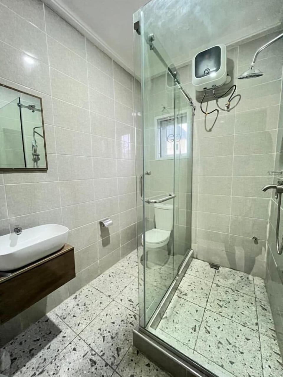 Shower, free toiletries, towels