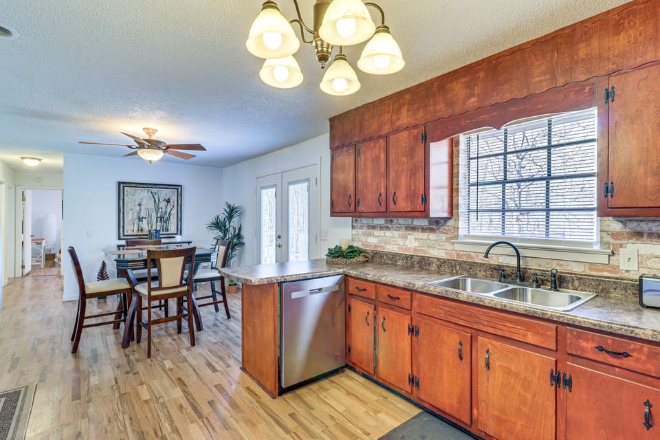 Dining Area | Kitchen
