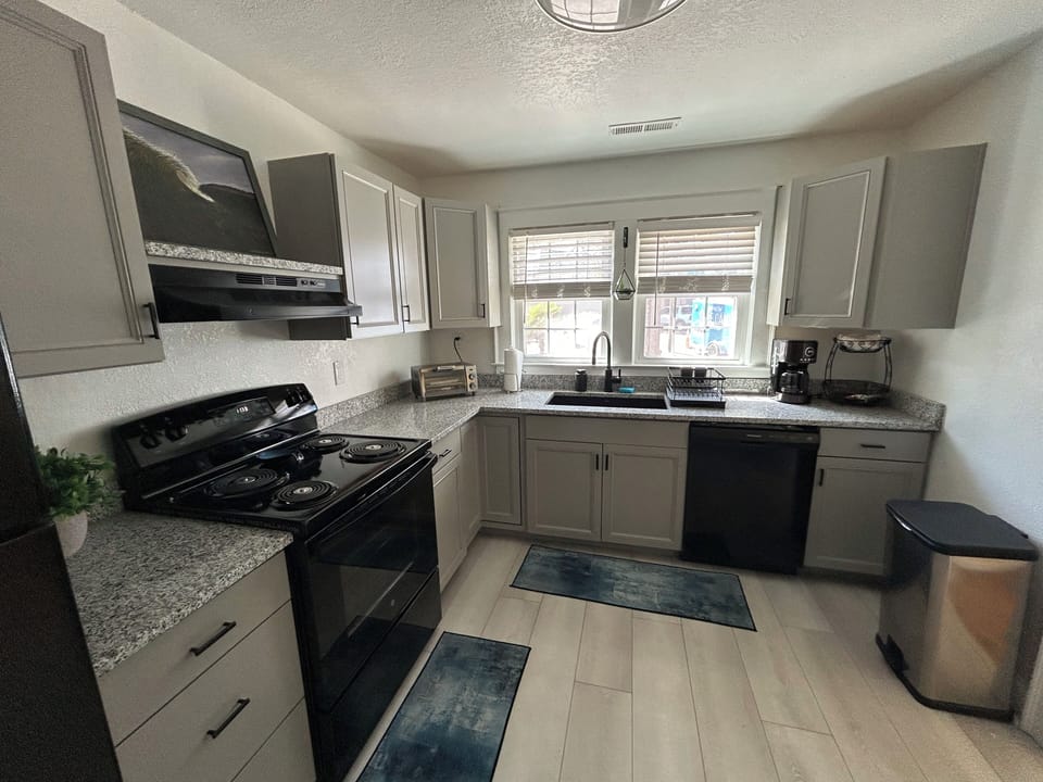 Full newly renovated kitchen with everything you need!