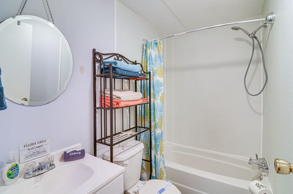 Full Bathroom | Towels Provided