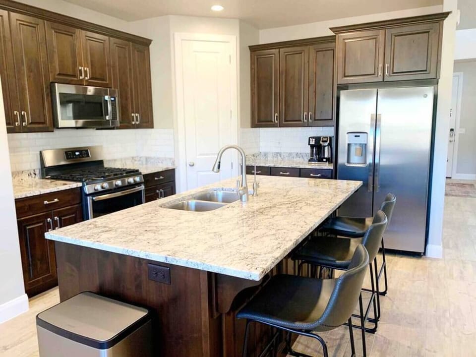 Fully stocked kitchen with various small kitchen electric appliances, ample cookware, and a reverse osmosis water filtration system. 