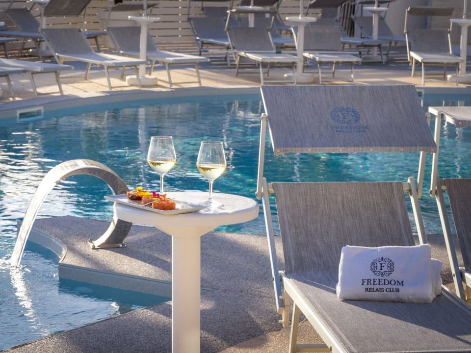 Water, Sky, Swimming Pool, Property, Tree, Outdoor Furniture, Aqua, Leisure, Umbrella