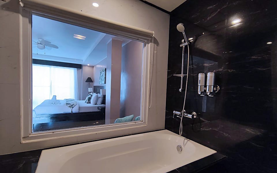 Exclusive Room | Bathroom | Free toiletries, hair dryer, slippers, bidet