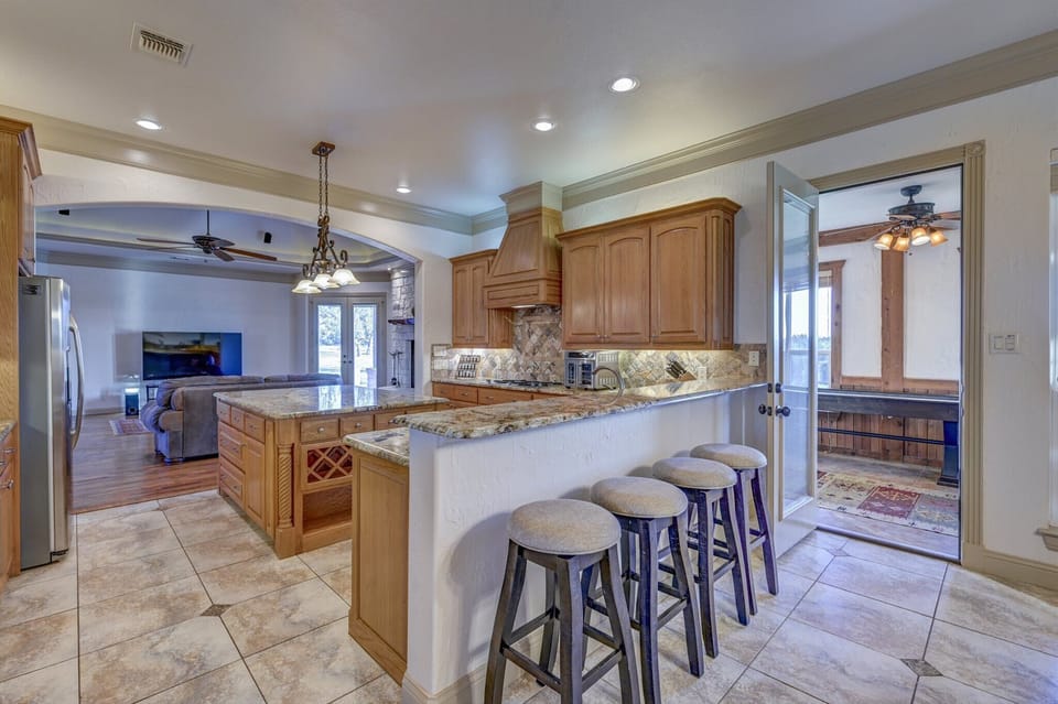 Main House Kitchen & Breakfast Bar