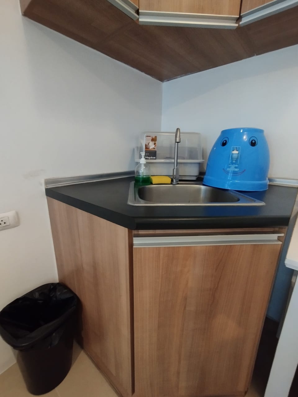Fridge, stovetop, rice cooker, cookware/dishes/utensils