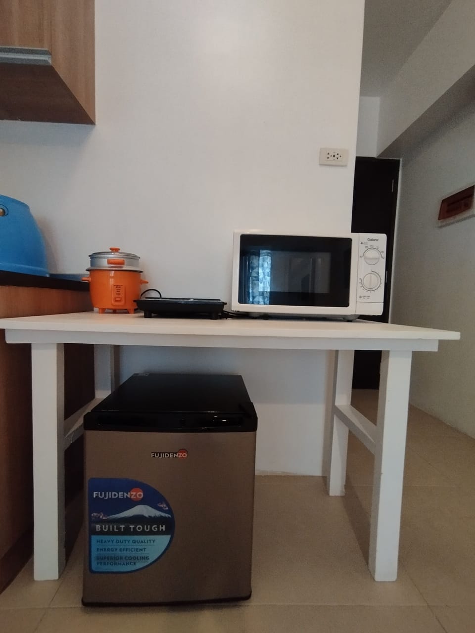 Fridge, stovetop, rice cooker, cookware/dishes/utensils
