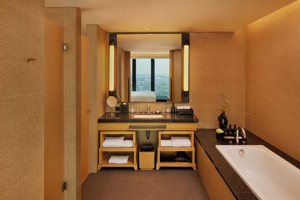 Wijaya Suite | Bathroom | Free toiletries, hair dryer, bathrobes, slippers