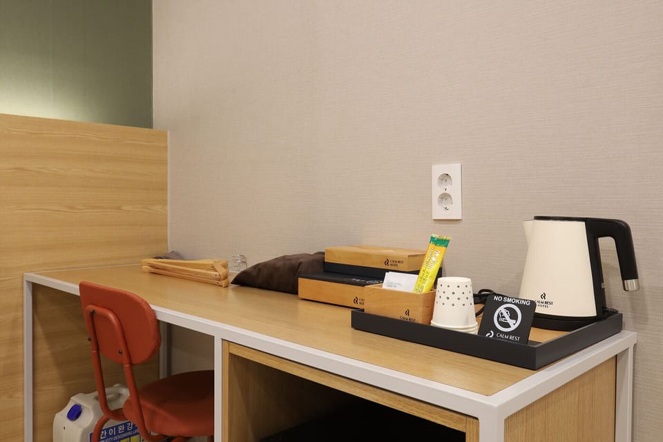 Deluxe Room | Hypo-allergenic bedding, desk, laptop workspace, free WiFi