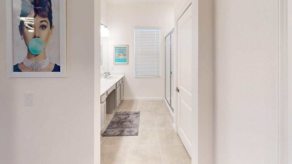 Tiffany & Co Bedroom - King Bed - Bathroom